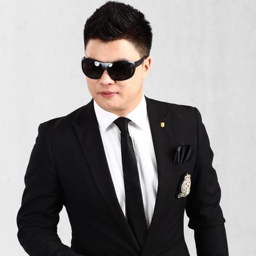 A Cool: Жүжигчин Д.Дэлгэрсайханд гэр бүлийн зүгээс нэг сая төгрөгийн хандив өргөж байна